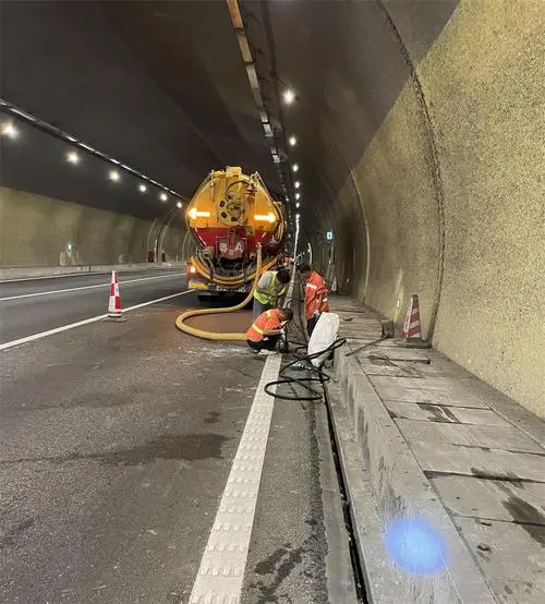 秦皇岛隧道排水渠清淤